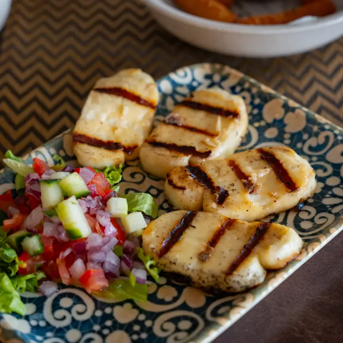Halloumi a la plancha con ensalada