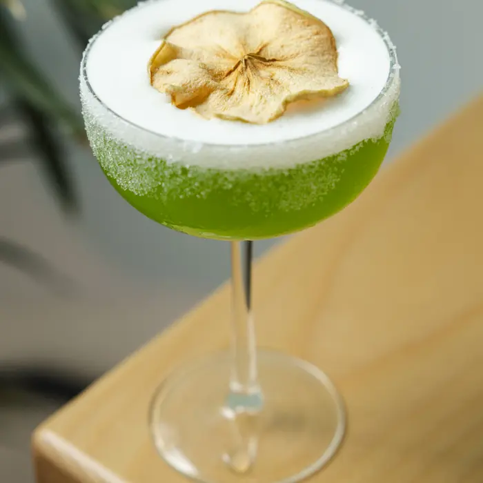 Cóctel verde con manzana deshidratada