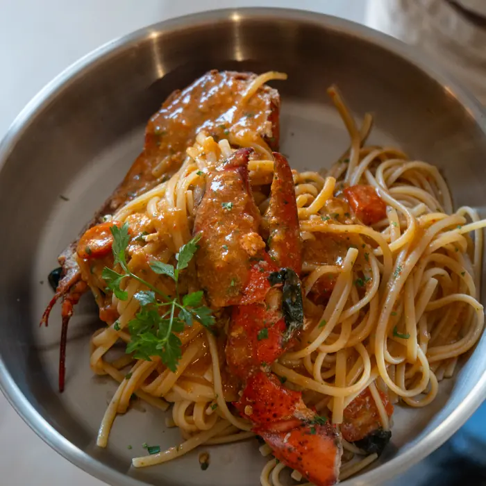 Espaguetis con bogavante en la sartén