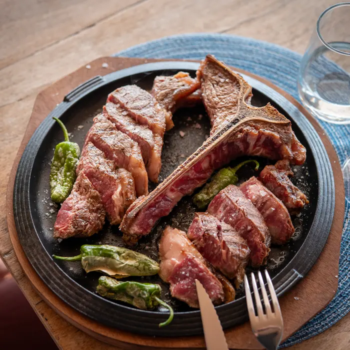 Chuletón a la brasa con pimientos