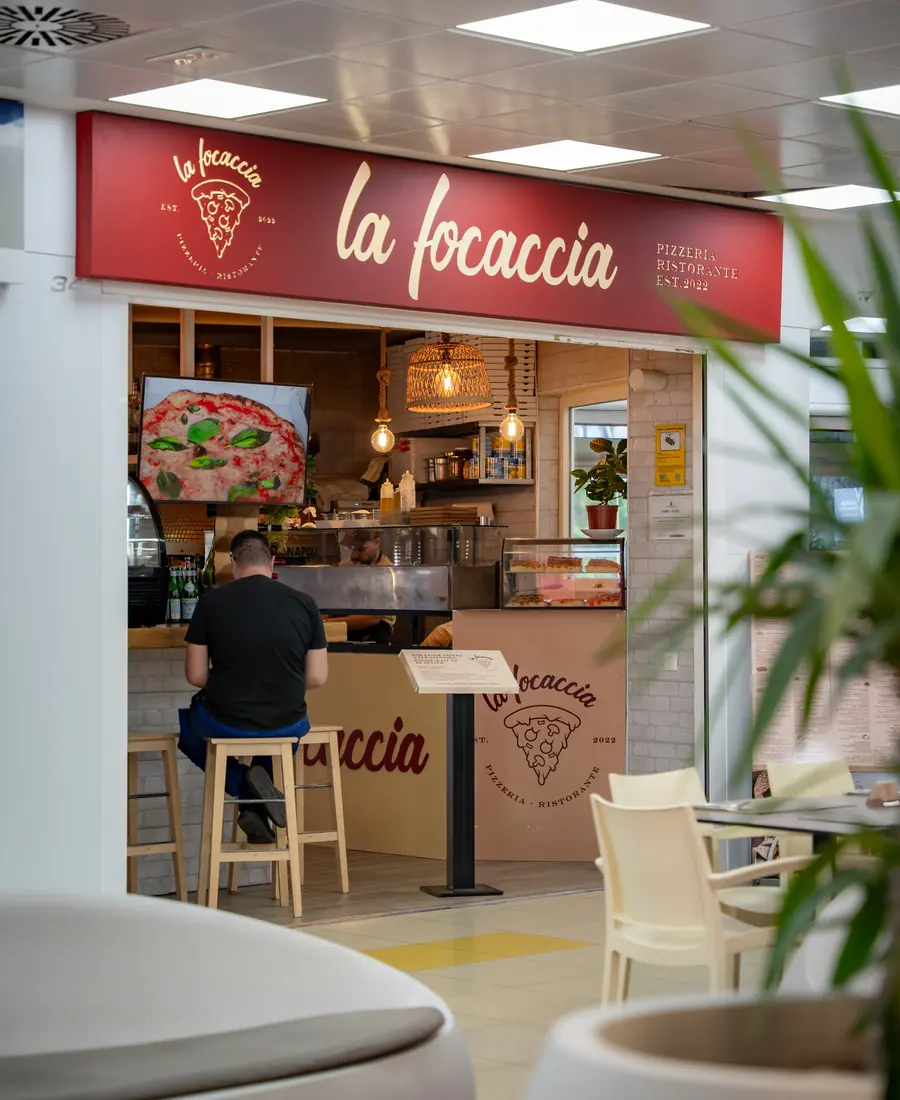 Entrada de La Focaccia con su rótulo