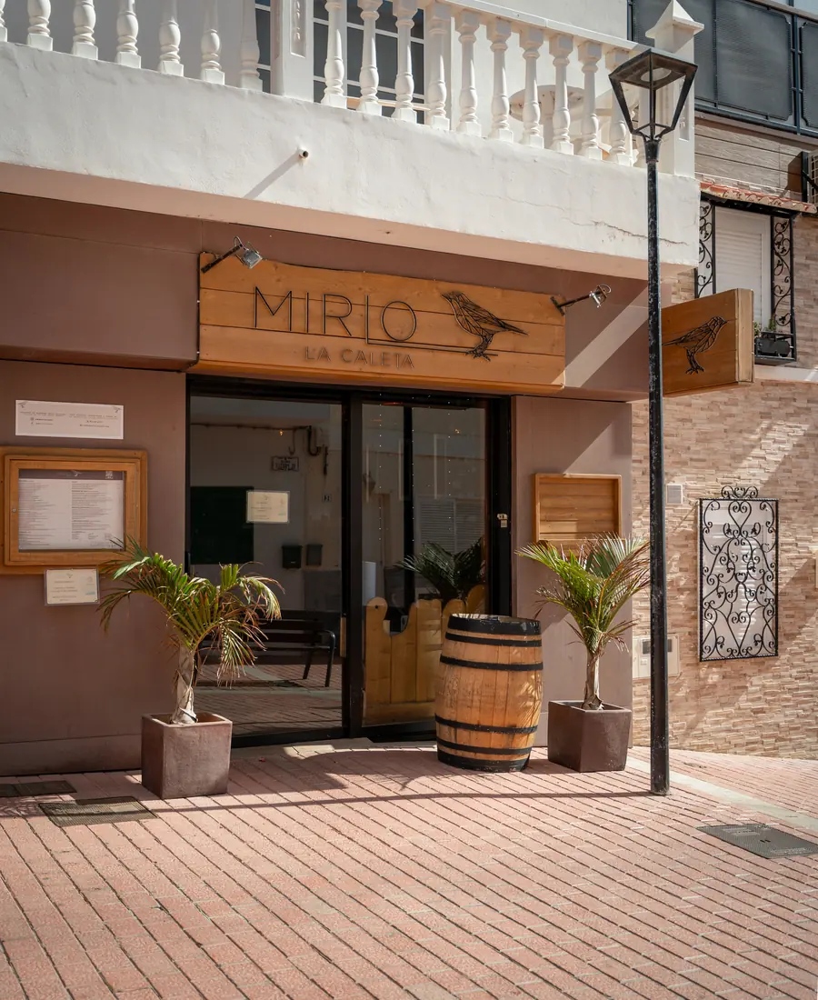 Entrada del restaurante Mirlo en el paseo