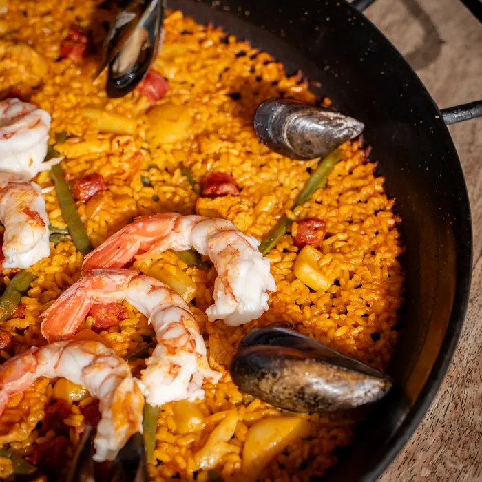 Paella de marisco en la paellera
