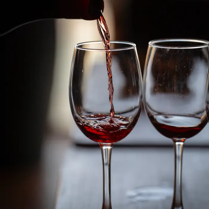 Vino tinto servido en dos copas